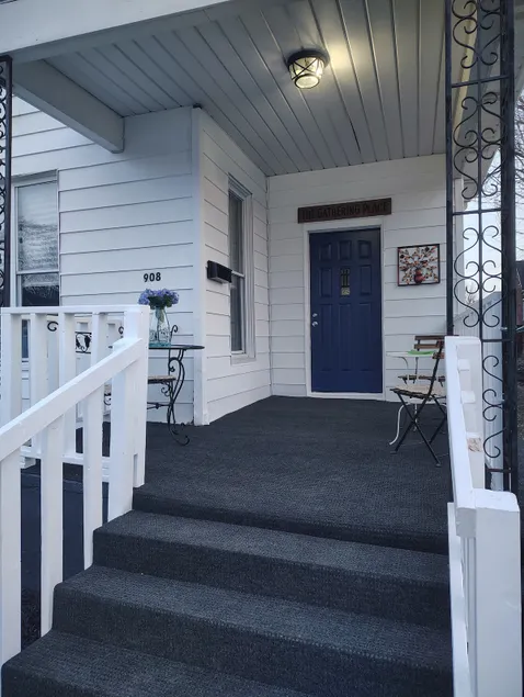 The Blue Door Large Gathering House Near Downtown - Image 1