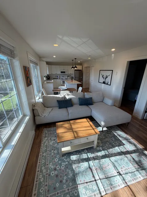 Spacious 2‑Bedroom, 2‑Bath Private Carriage Suite - Image 1