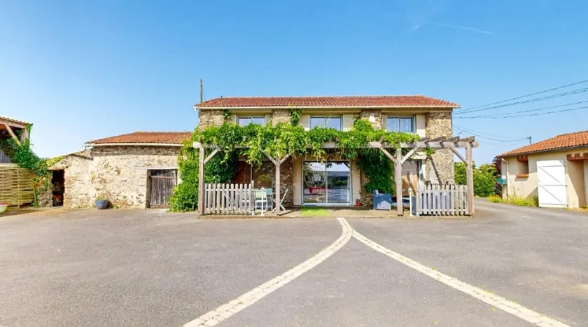 Country house with covered play area - Image 1