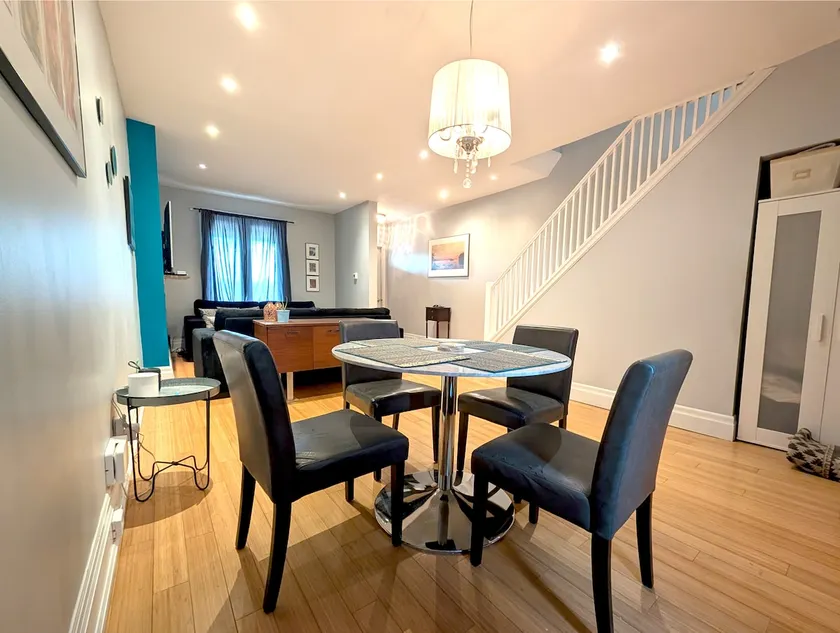 8-Min to Downtown, Stylish 3BR Urban Oasis - Image 1