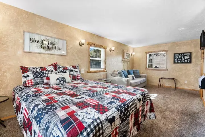 Cozy Lake Cabin • Walk to Marina • 2 Guests - Image 1