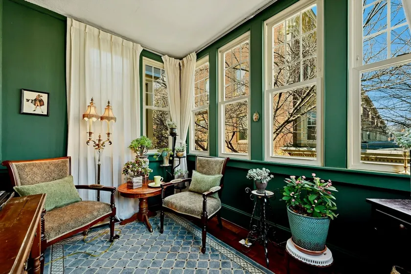 Victorian Antique One Bedroom Unit + Bonus Sunroom - Image 1