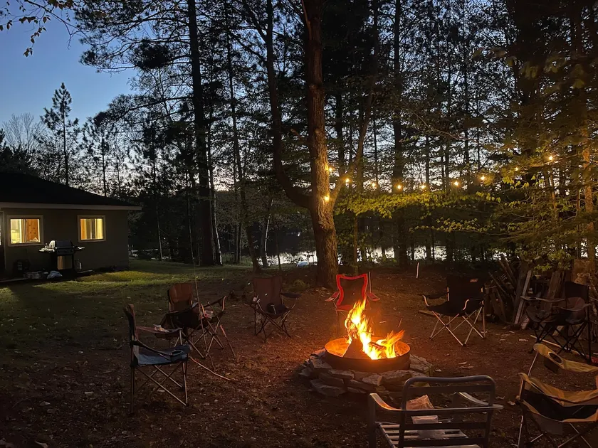 The Lazy Fox Lakefront Cabin Getaway - Image 1