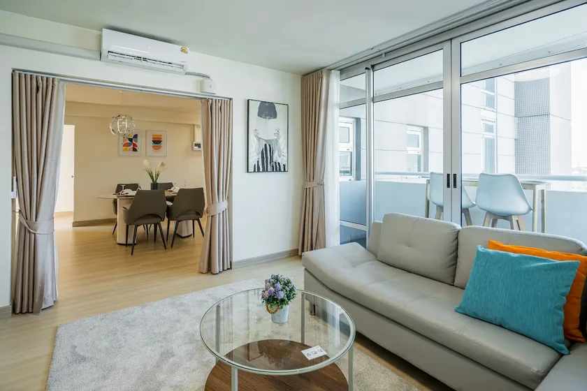 Nordic Minimal 3BR with Tub Near Impact Arena DMK Airport - Image 1
