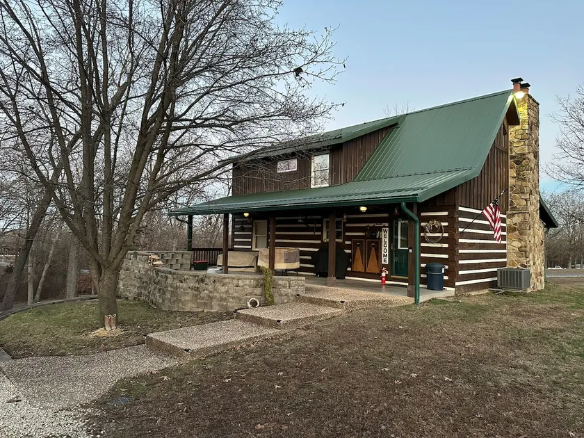 Rustic Cabin / 4-bed/ Fireplace/ Hot Tub/ Bar Area - Image 1