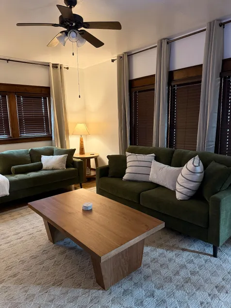 Cozy 4 bedroom Getaway, close to trails - Image 1