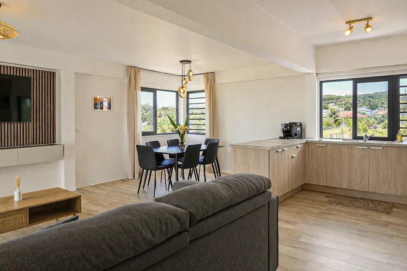 New 2BR Apartment with AC Near Lagoon & Dining - Image 1