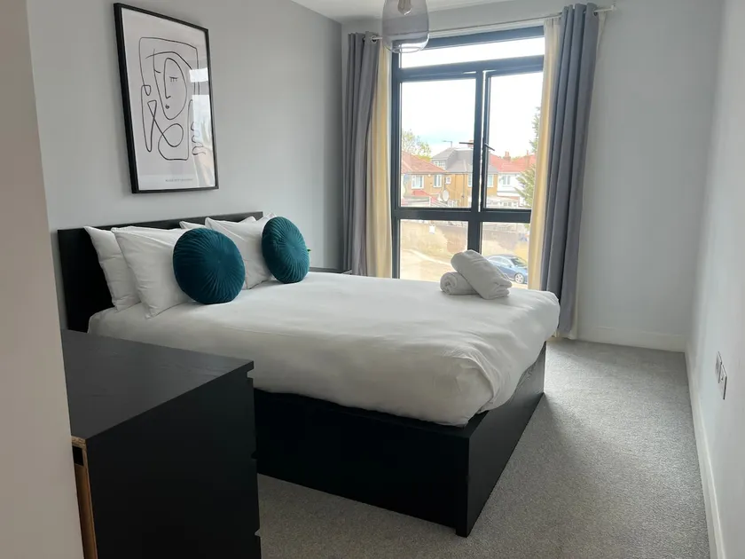 London Modern 2Bed 2Bath Flat with Parking Fast WiFi Sleeps 6 - Image 1