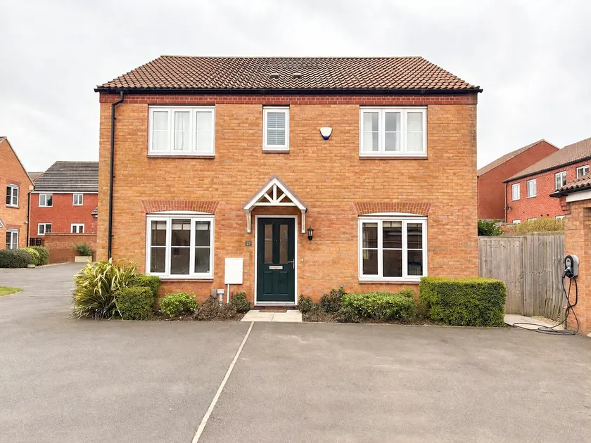 Modern 4-Bed Spacious Home with EV and Parking x3 - Image 1