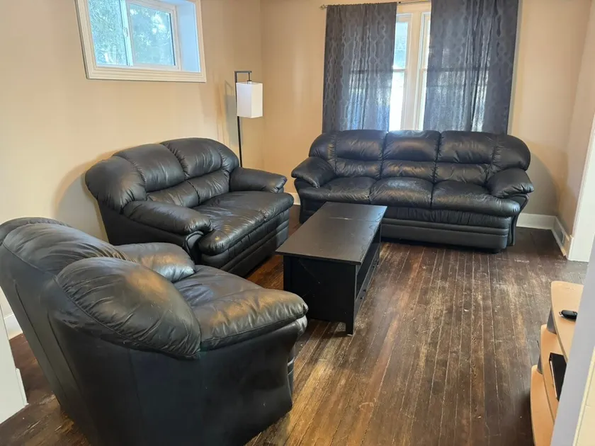 Lakeside house, conveniently located for families - Image 1