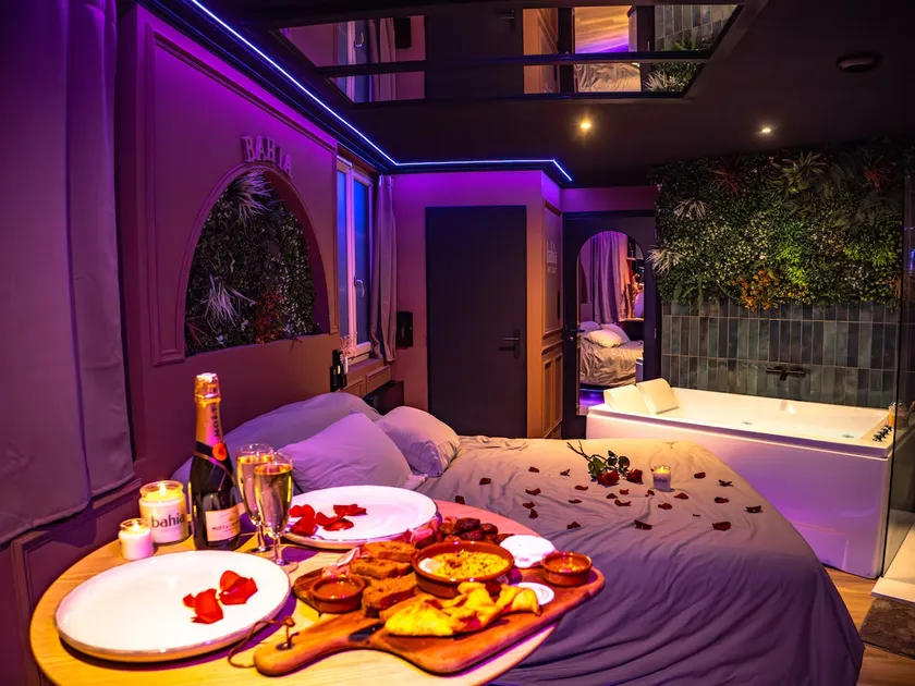 Bahia Suite | Private Balneo Spa | City Center - Image 1