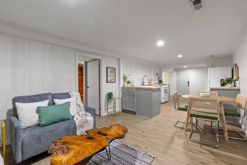 Walk out Basement Garage Included! Pet's Allowed! - Image 1