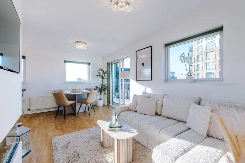 Stylish MCR 1BR Apt Etihad Coop Live Parking - Image 1
