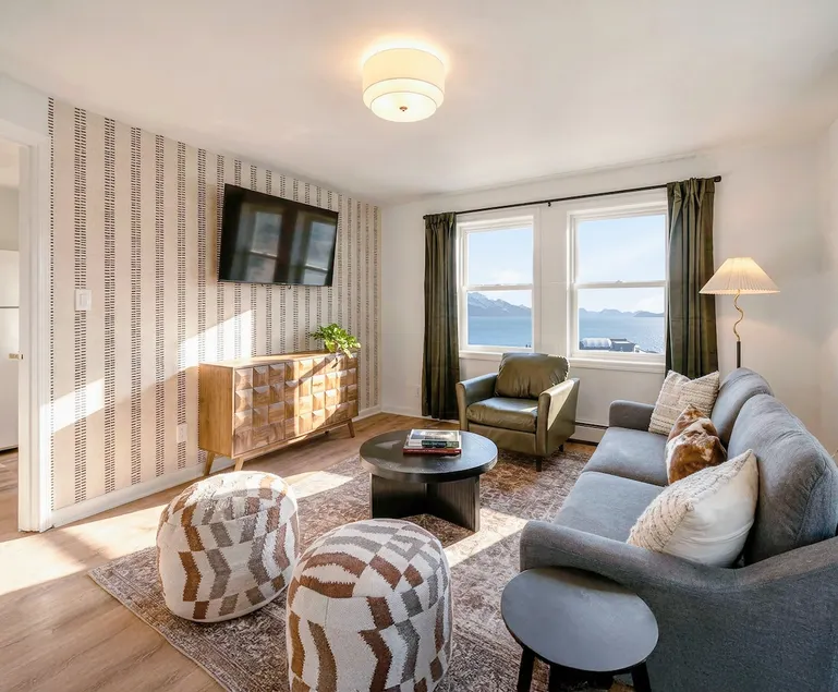 Stunning Bay View Apartment in Center of Town - Image 1