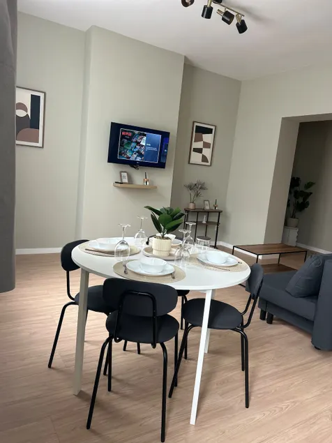 Elegant renovated apartment 2 bedrooms close to transport - Image 1