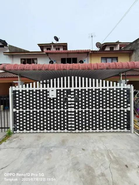 TANGKAK HOMESTAy - Image 1