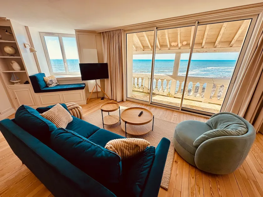 Top Floor – Panoramic Sea View - Image 1