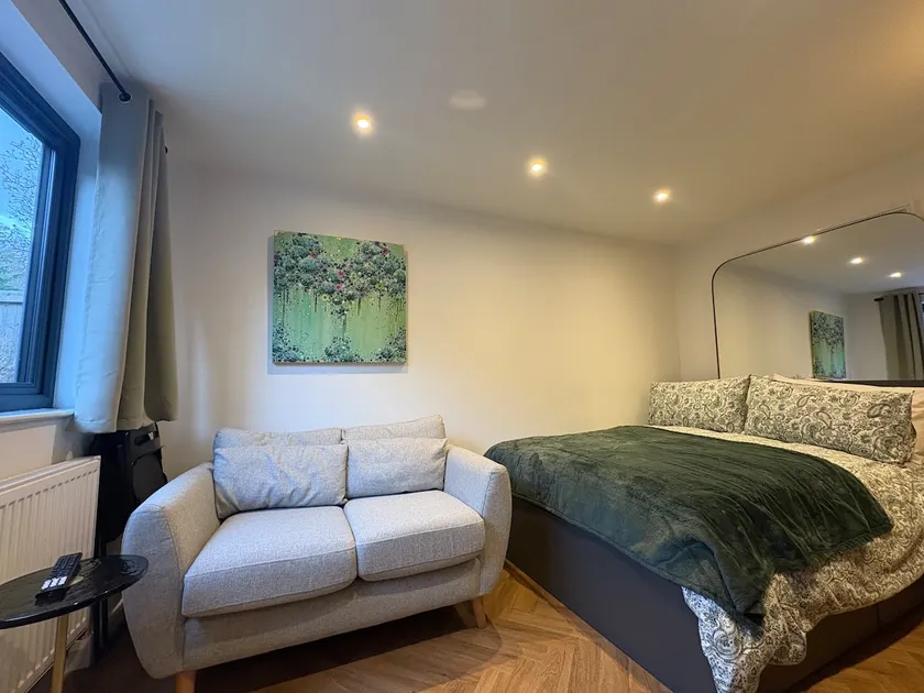 The Haven Luxury Studio Apartment with parking - Image 1