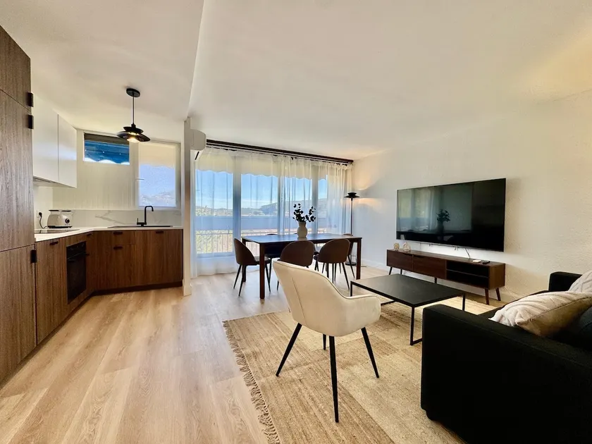 Central | 2 bedrooms | King-size bed (180 x 200) | A/C - Image 1