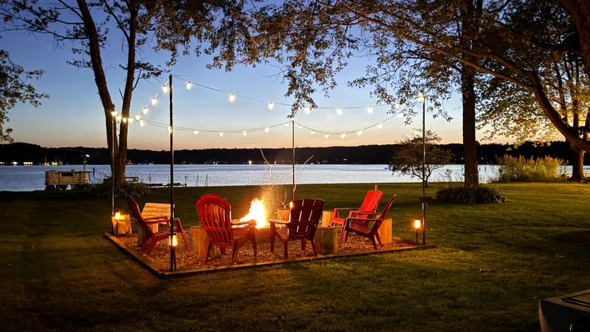 Lake front, paddle boards, private dock, game room - Image 1