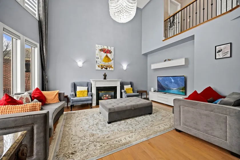 Bright & Cozy Detached Home ~ Sleeps 8 ~ 3.5 Baths - Image 1