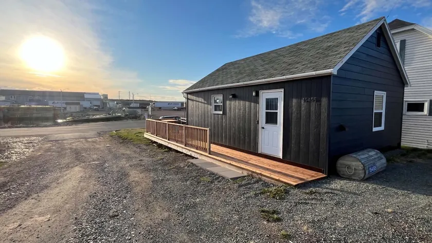 Wharf cabin - Image 1