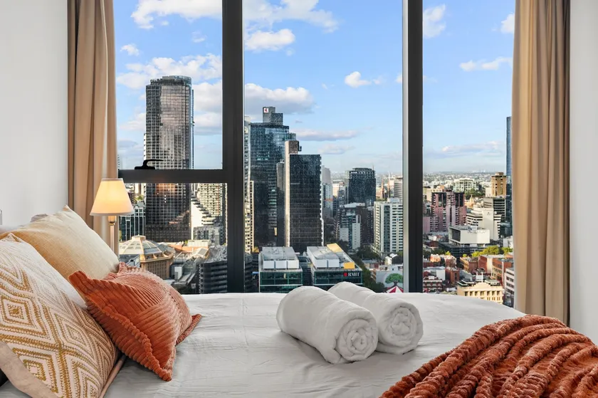 Luxury CBD Skyline Apartment - Pool, Gym & Sauna - Image 1