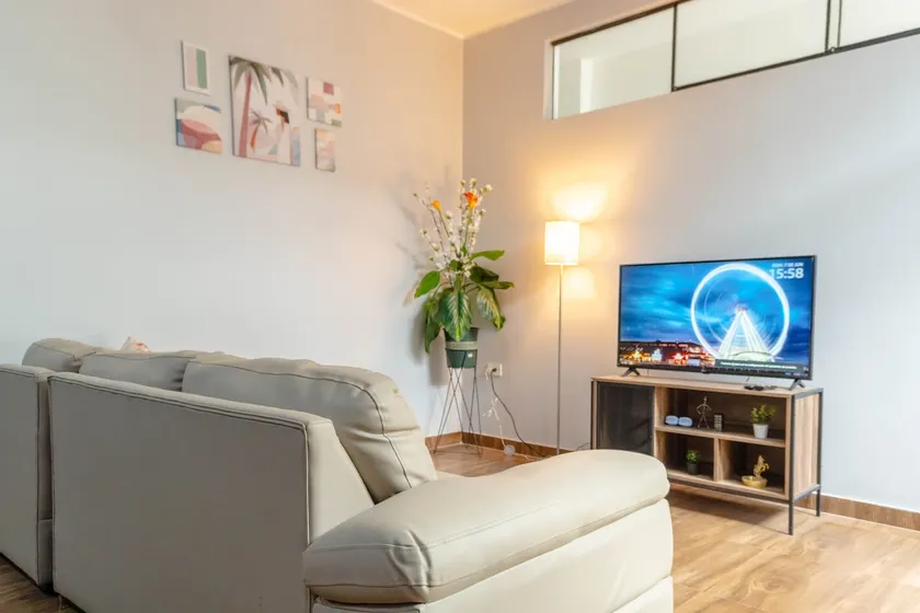 Spacious Apartment Near the Airport | Pet Friendly - Image 1