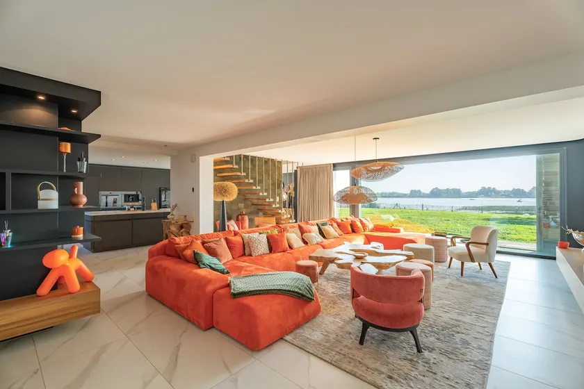 Luxurious property with exceptional sea view - Image 1
