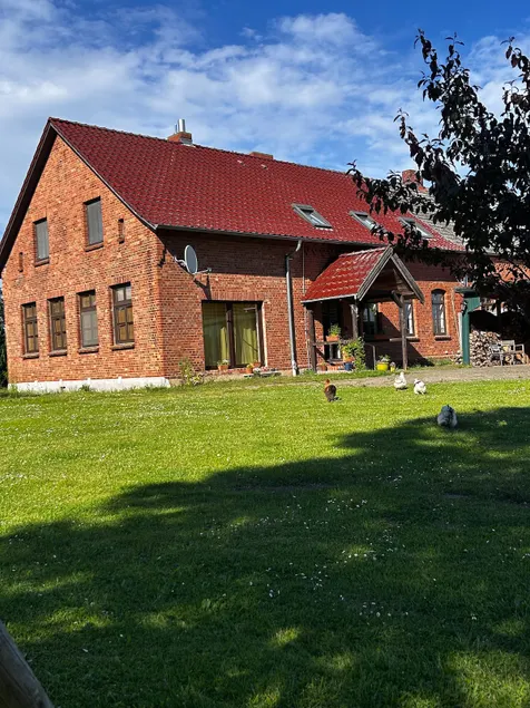 Apartment with garden between lakes & castle - Image 1
