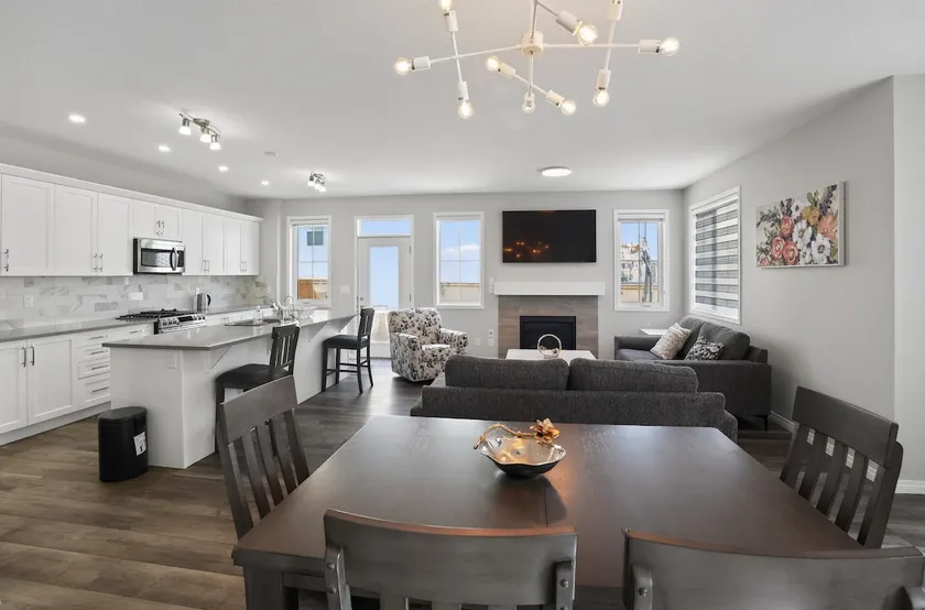 Spacious 3BR Home Near Airport & Shopping - Image 1