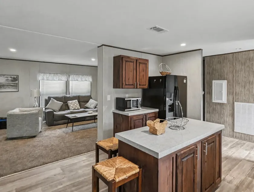 Quiet & Large Home Close to Shopping & Beaches - Image 1