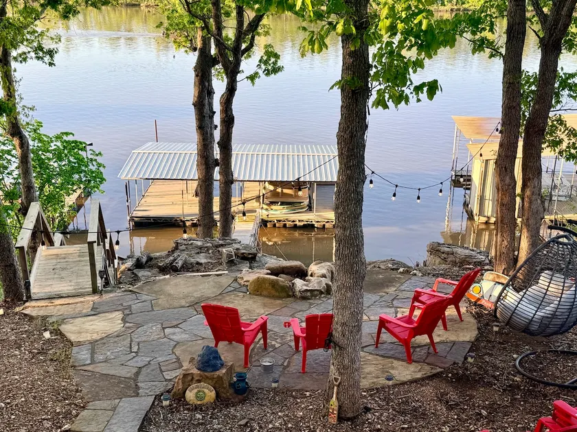 Moonrise Bluff Lake House - Image 1