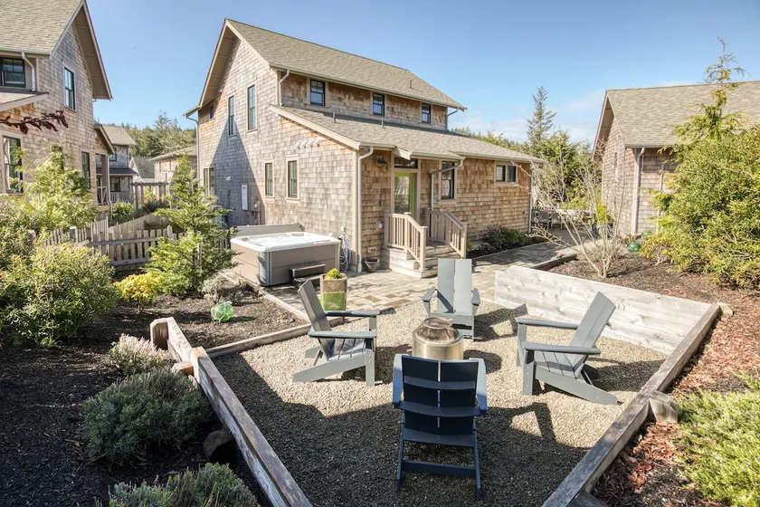Bikes, HotTub, Patio Games, 10 min to Town & Beach - Image 1