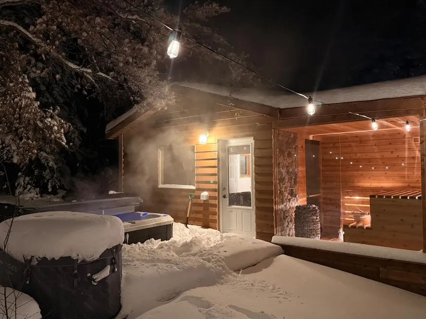 Private Forest Spa Retreat: Sauna, Hot Tub & Pool - Image 1