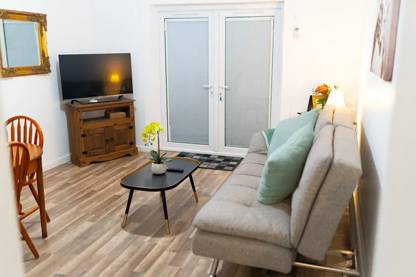 Cosy Corner stylish home-away-from-home in Watford - Image 1