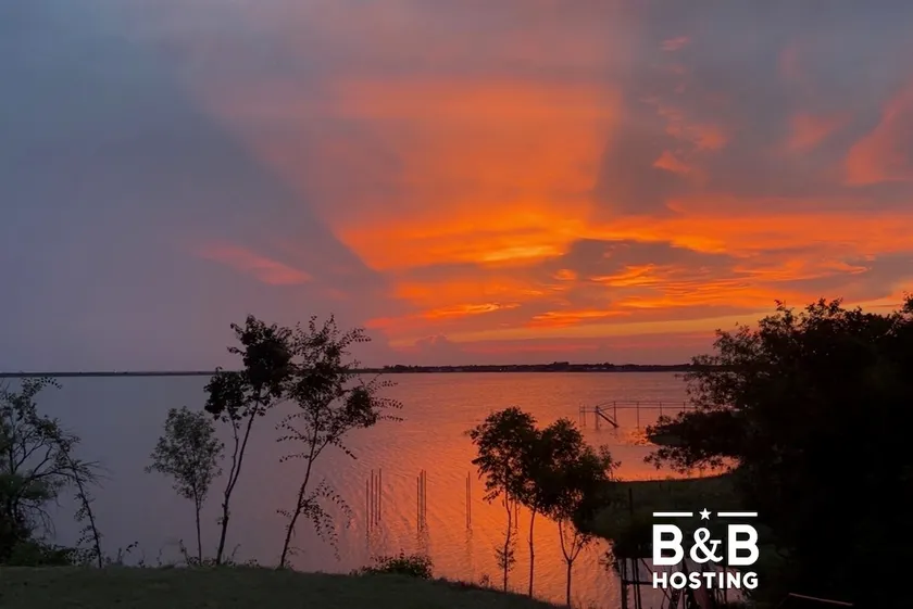 Best Sunsets on the Lake! 2-Bed 1-Bath | Gameroom! - Image 1