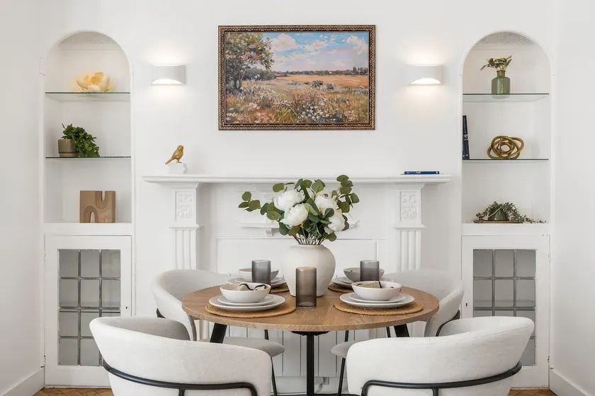 Elegant Coastal Apartment Walk to Beach & Town - Image 1