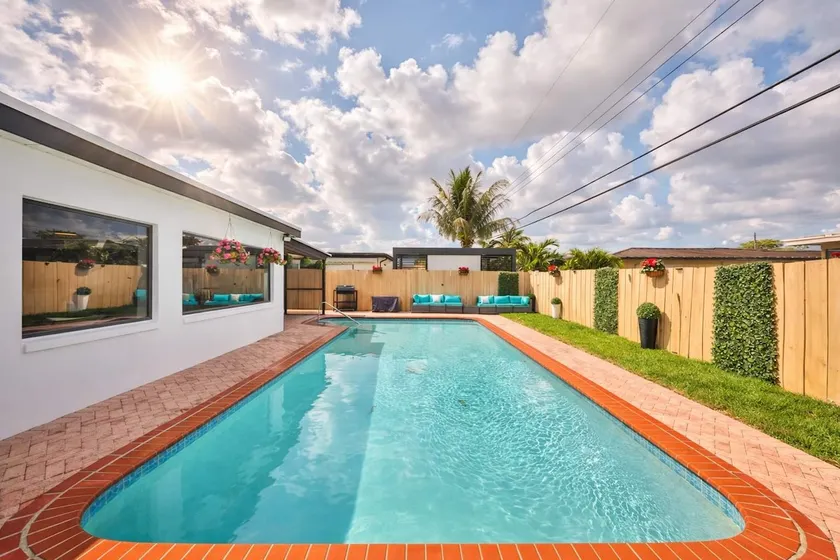 Versace Vibes Retreat, Pool Sauna Near Hard Rock - Image 1