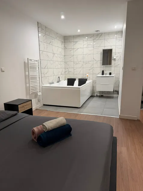 Cozy apartment with private Jacuzzi - Image 1