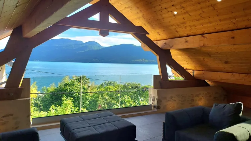 Lakeside home with Jacuzzi and sauna - Image 1
