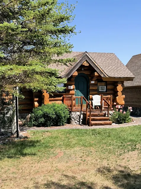 The Bears Den. Quaint cabin great for couples. - Image 1