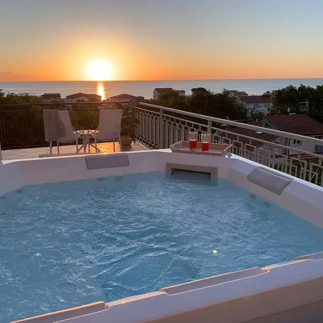 Mini spa pool on a terrace overlooking the sea in Numana - Image 1