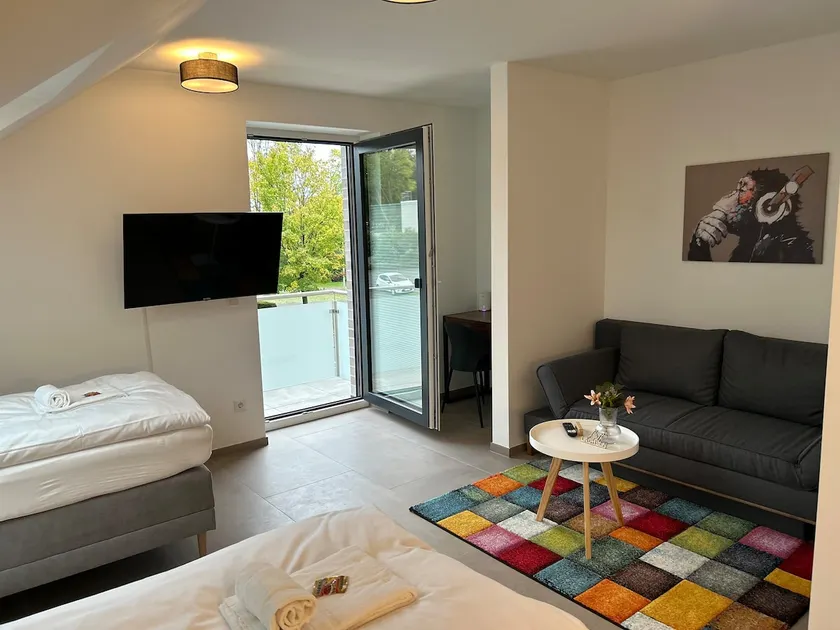 Heaven Homes Pader-Lounge - Image 1