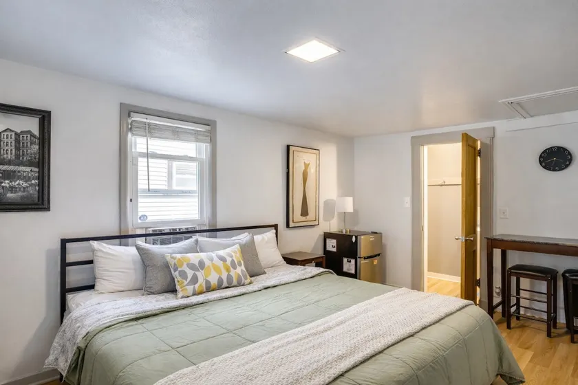 Cozy Private Studio Near the lake + Kitchenette - Image 1