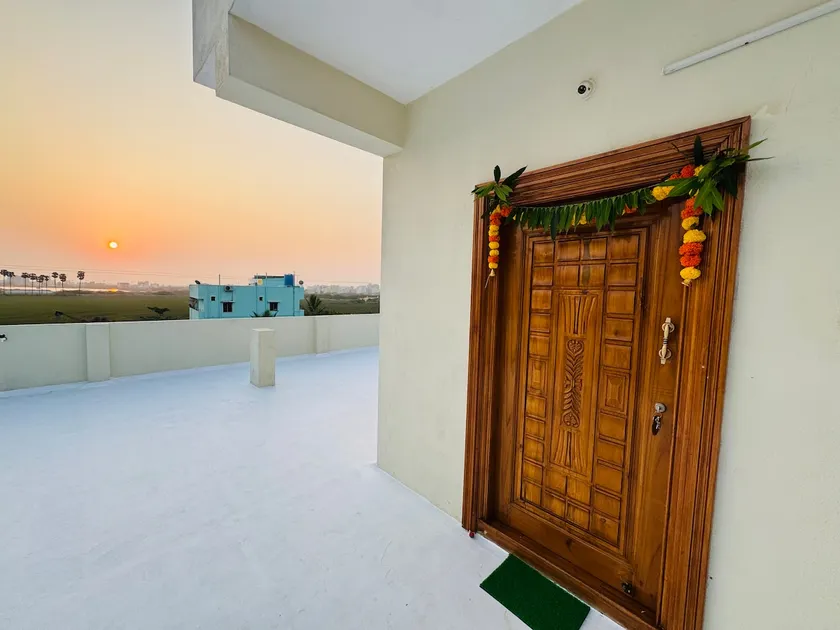 Golden Horizon-Luxurious Pent House 1BHK - Image 1