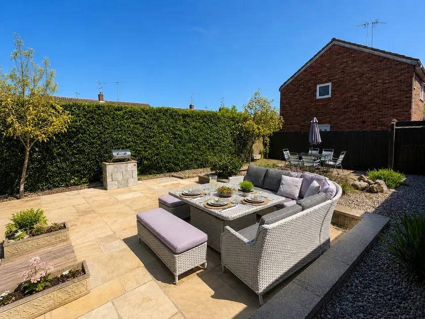 Contractor House | Sleeps 8 | Parking | WiFi - Image 1