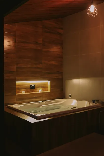 Chalet with hot tub and fireplace in the midst of nature - Image 1