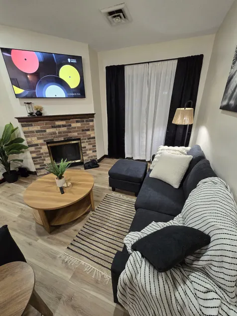 Hi-Ho Ontario-2 BED, 2 BATH condo, laundry, garage - Image 1