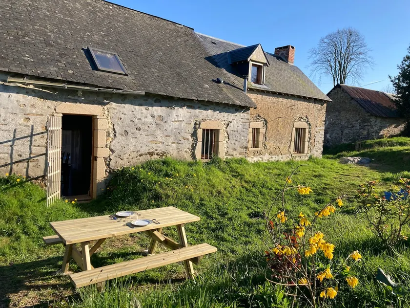 Old farmhouse in nature - Image 1